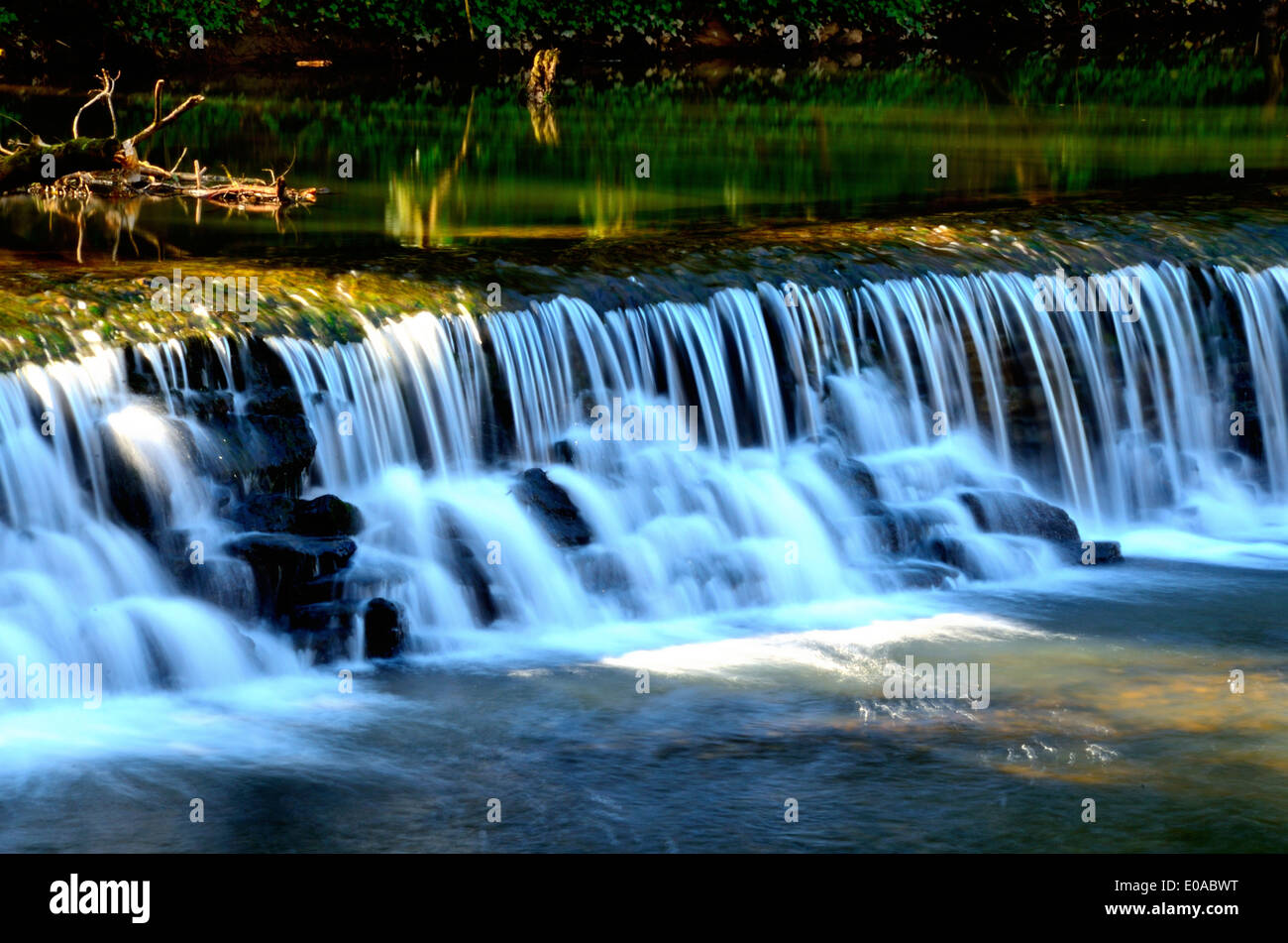 Piccola caduta di acqua / weir Foto Stock