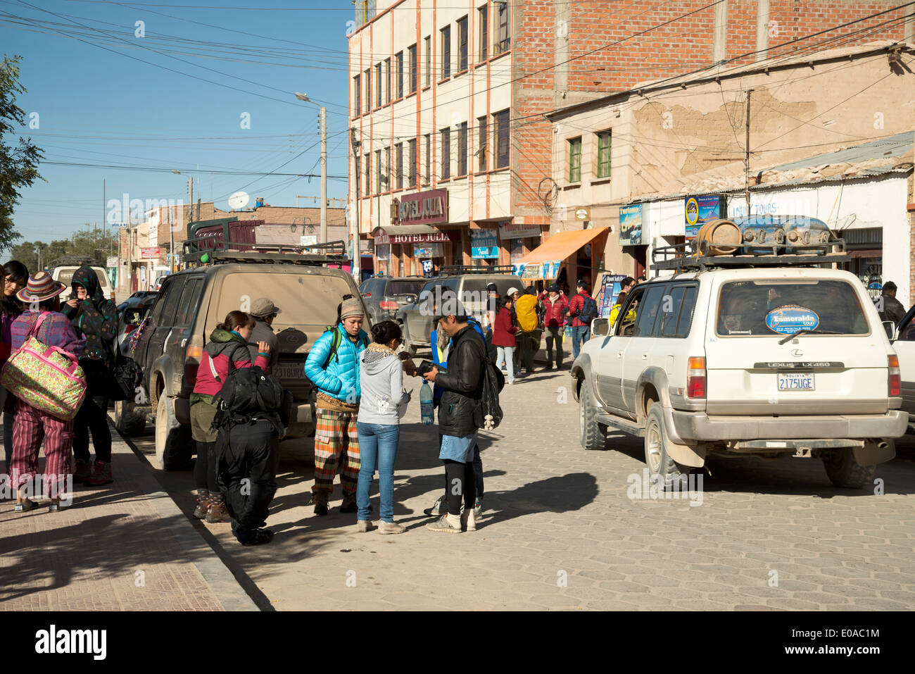 Gap giapponese anno gli studenti che viaggiano in Bolivia. A Uyuni. Foto Stock