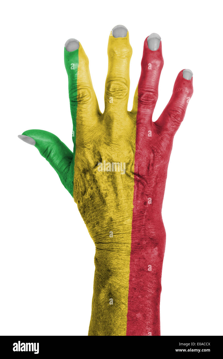 La mano di una vecchia donna avvolta nella bandiera del Mali Foto Stock
