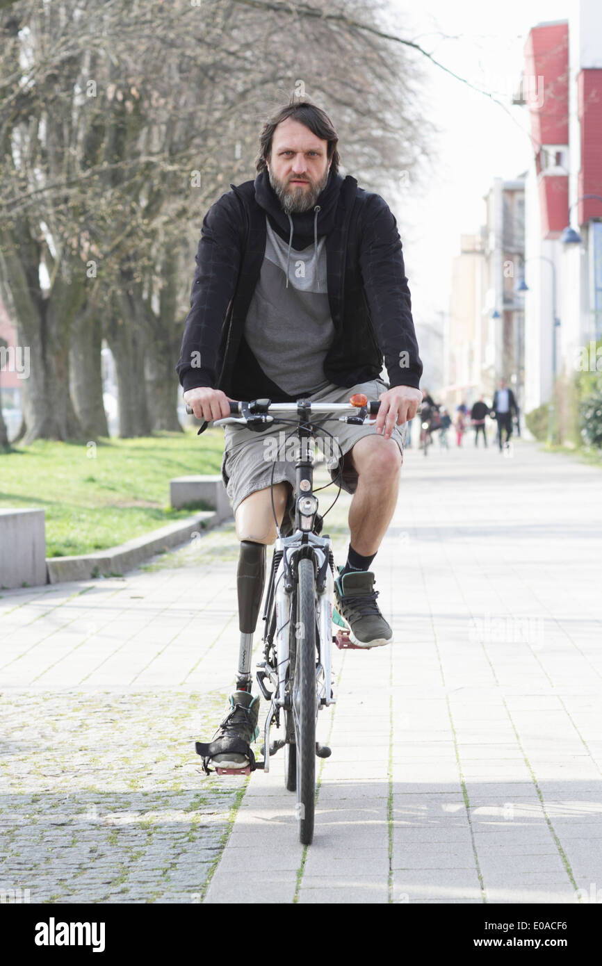 Ritratto di uomo con protesi gamba escursioni in bicicletta Foto Stock
