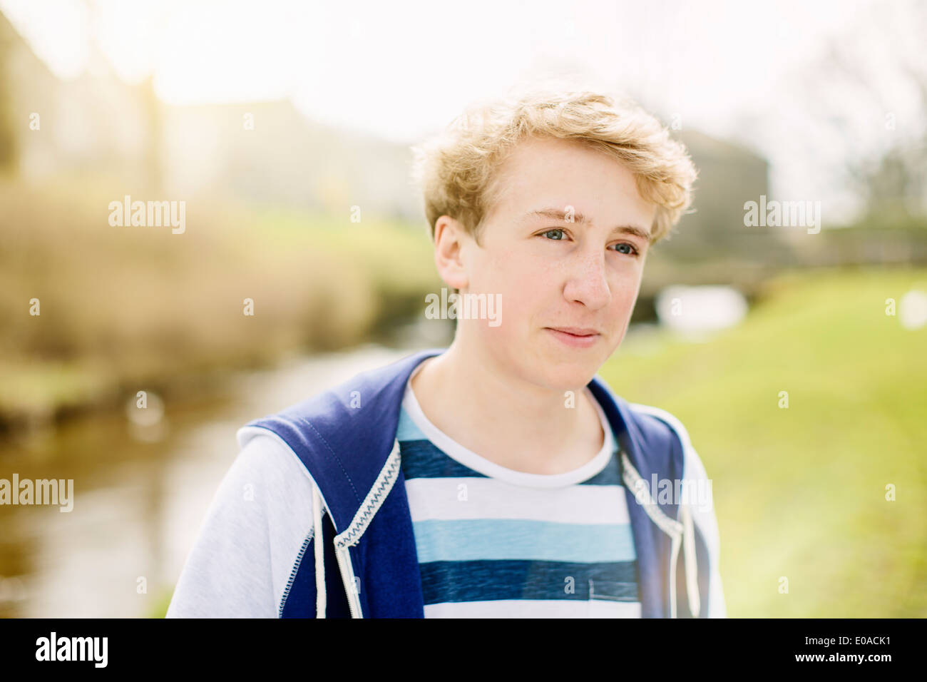 Ritratto di ragazzo adolescente dal fiume rurale Foto Stock
