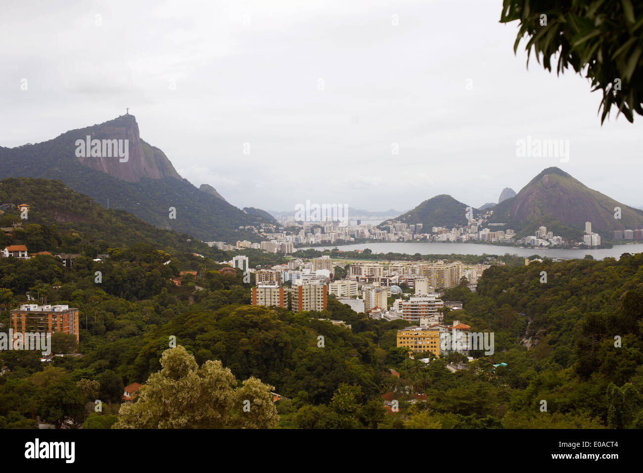 Vista in lontananza il Cristo Redentore e Rio De Janeiro, Brasile Foto Stock
