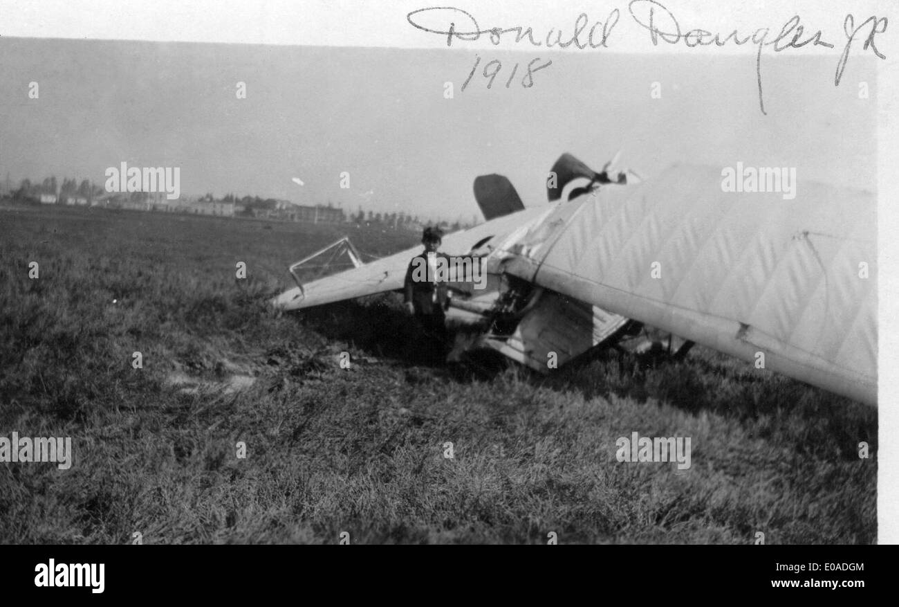 Questa fotografia del 1922 mostra Donald Douglas Jr. Con Hubert Ketter sul sito di un relitto dell'aviazione. L'immagine cattura un momento cruciale nella storia dell'aviazione, in cui i due sono stati coinvolti in indagini post-incidente, evidenziando le prime sfide nella sicurezza aerea. Foto Stock Questa fotografia del 1922 mostra Donald Douglas Jr. Con Hubert Ketter sul sito di un relitto dell'aviazione. L'immagine cattura un momento cruciale nella storia dell'aviazione, in cui i due sono stati coinvolti in indagini post-incidente, evidenziando le prime sfide nella sicurezza aerea. Foto Stock