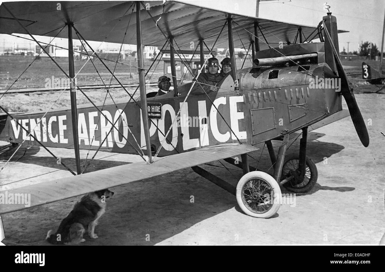 Otto 'Swede' Meyerhofer, nella foto con due passeggeri nel suo Venice Aero Police Standard J-1, circa 1919. Il velivolo rappresenta la prima aviazione americana e gli sforzi pionieristici di Meyerhofer nel campo della polizia aerea. Foto Stock