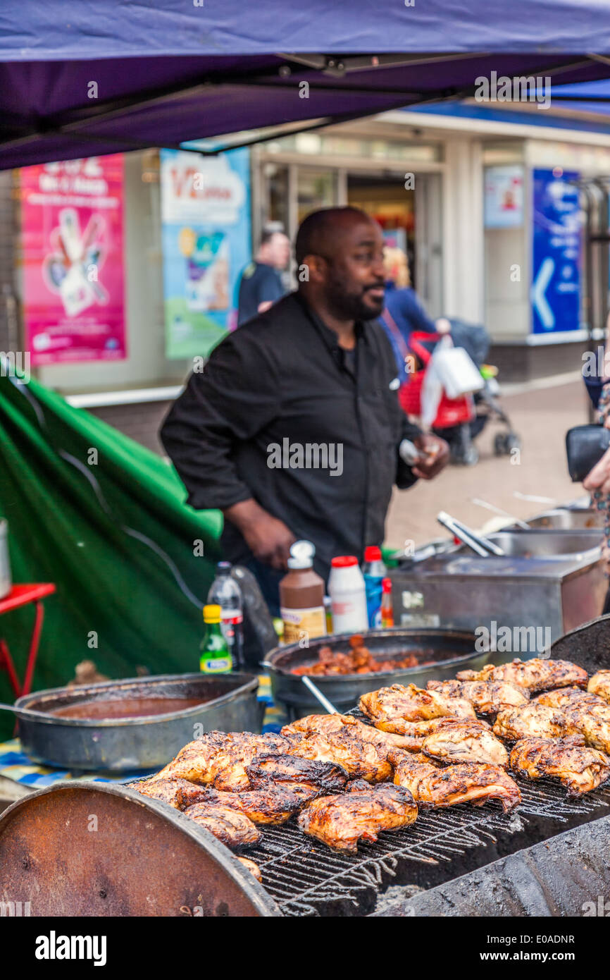 Newcastle Under Lyme,Staffordshire England Regno Unito. Il 5 maggio 2014. Cucina di strada venditore vendita Caraibi piccante di pollo alla brace. Foto Stock