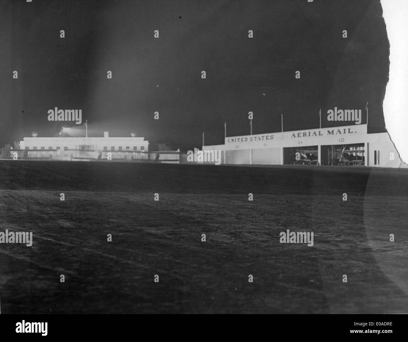 Questa foto notturna del 1921 mostra un aeroporto di Los Angeles non identificato. All'epoca, l'aviazione si stava rapidamente sviluppando, con numerosi piccoli aeroporti che emergevano dentro e intorno alle principali città degli Stati Uniti. Il campo d'aviazione probabilmente servì come hub per la prima aviazione civile e forse alcune operazioni militari durante il boom dell'aviazione post-guerra. Foto Stock