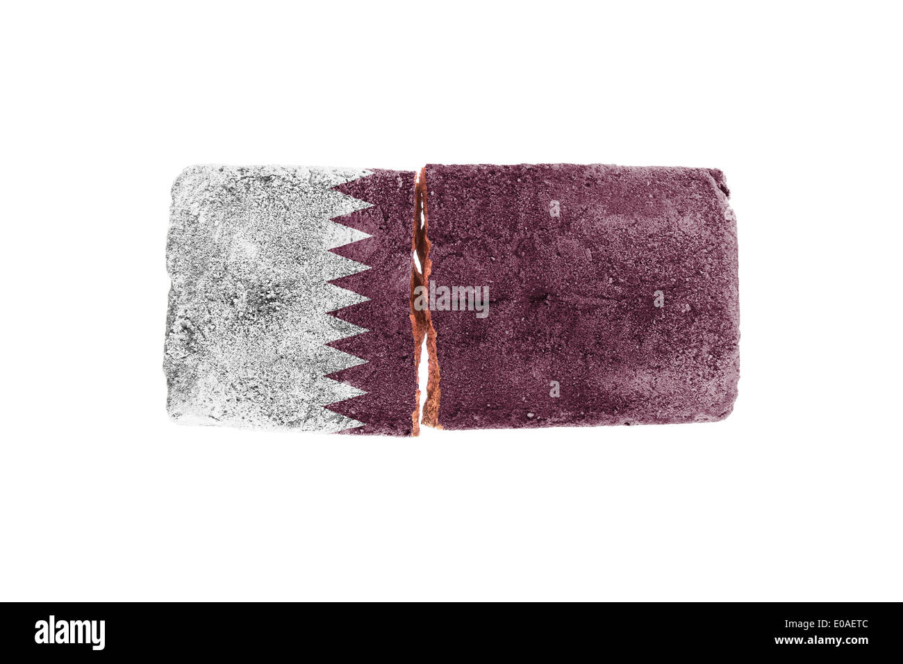 Ruvido mattone spezzato isolati su sfondo bianco bandiera del Qatar Foto Stock
