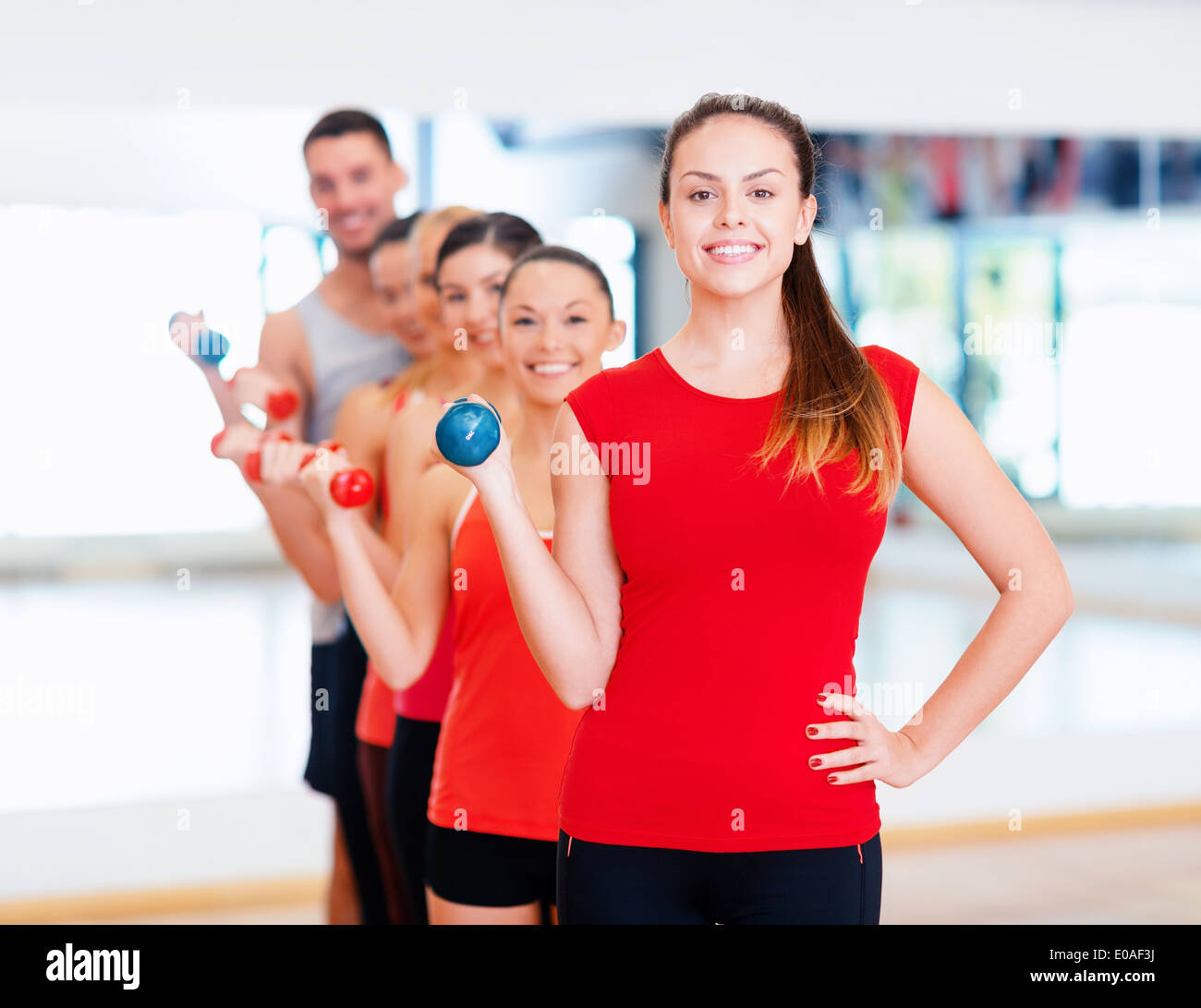Gruppo di popolo sorridente con manubri in palestra Foto Stock Gruppo di popolo sorridente con manubri in palestra Foto Stock