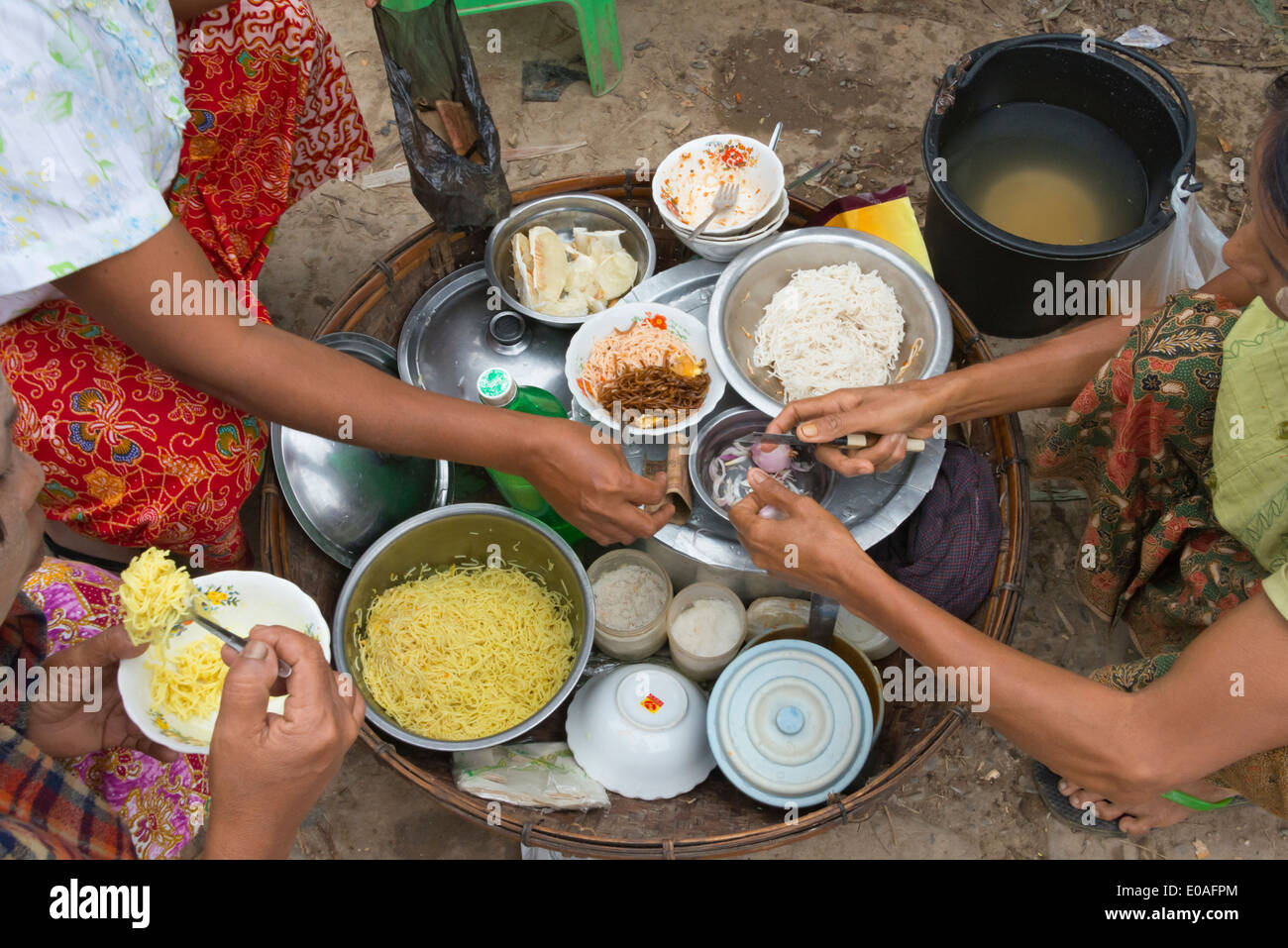 Mangiare al mercato, Mrauk-U, Stato di Rakhine, Myanmar Foto Stock