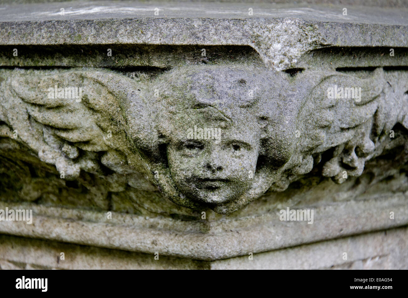 Lo spirito alato, dettaglio da un memoriale nel nord del cimitero di Merchiston, Edimburgo, Scozia, Regno Unito. Foto Stock