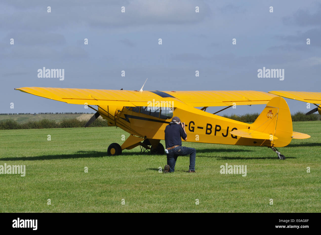 Gli appassionati di aerei fotografare 1965 Piper PA-18-150 Super Cub G-BPJG a Compton Abbas Airfield, Dorset. Foto Stock