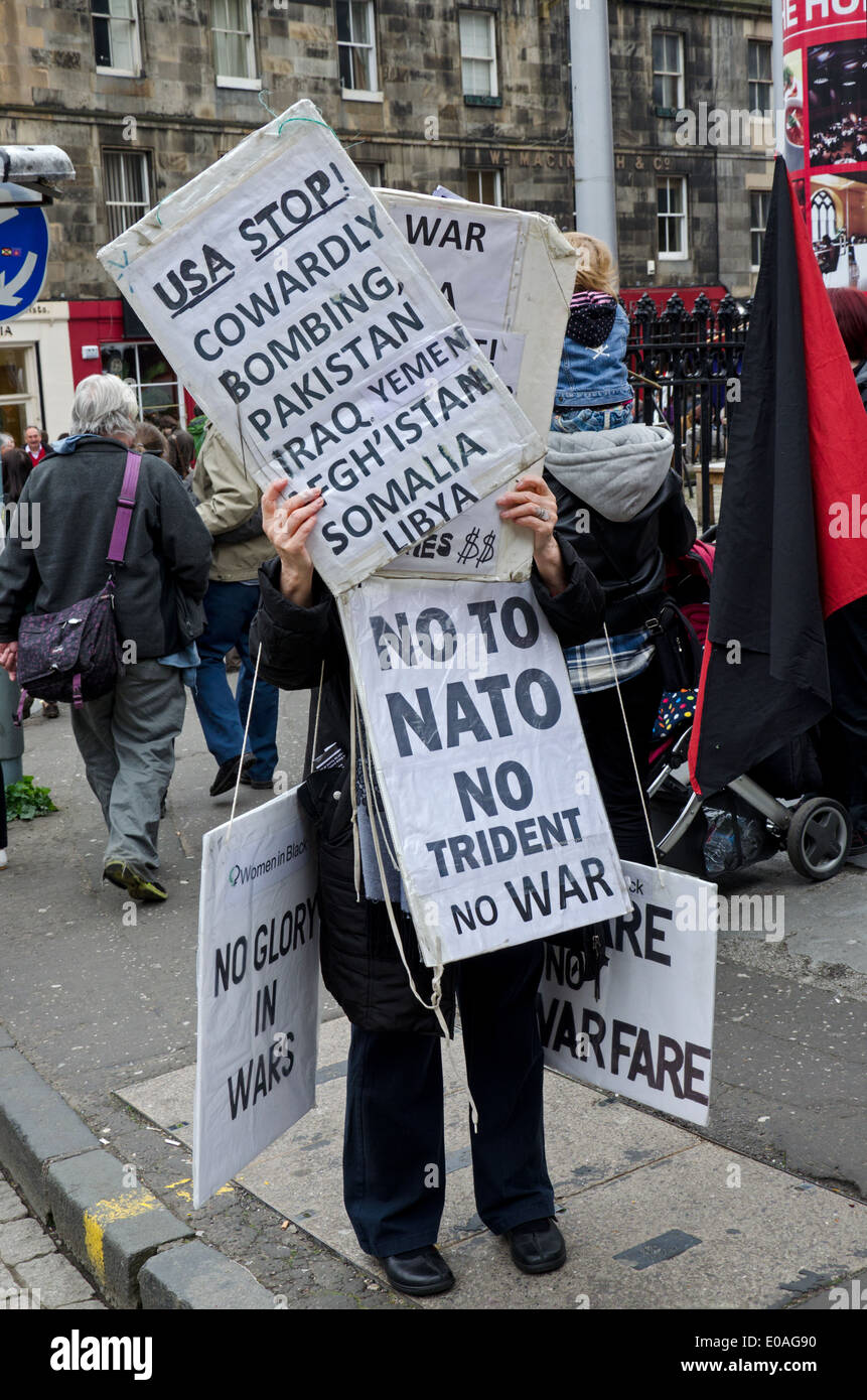 Un dimostrante è quasi completamente nascosti dalle indicazioni in un giorno di maggio Rally a Edimburgo, Scozia. Foto Stock