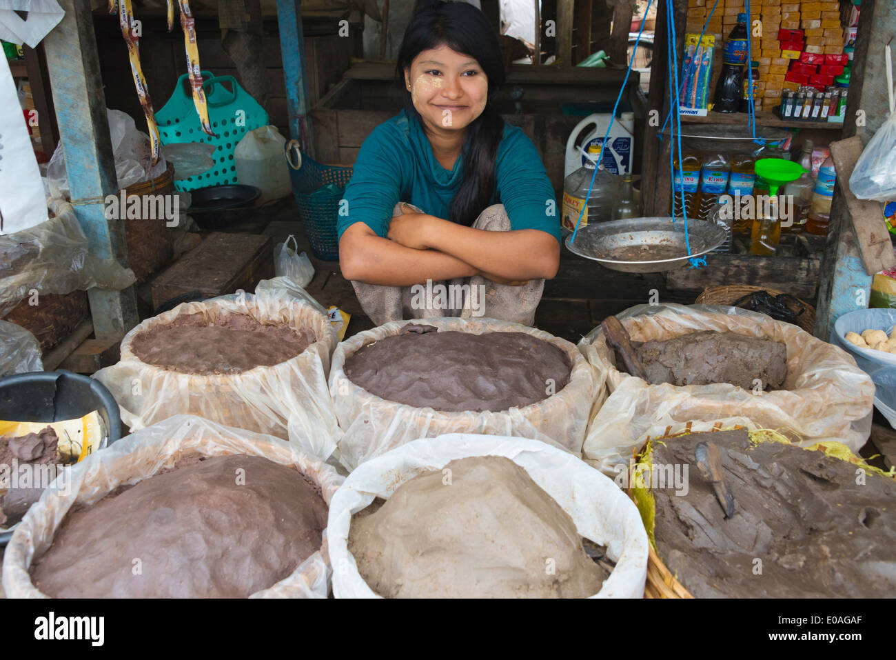 Donna faccia applicato con Thanaka Thanakha (), un colore bianco giallastro cosmetic pasta costituita da corteccia di massa al mercato, Myanmar Foto Stock