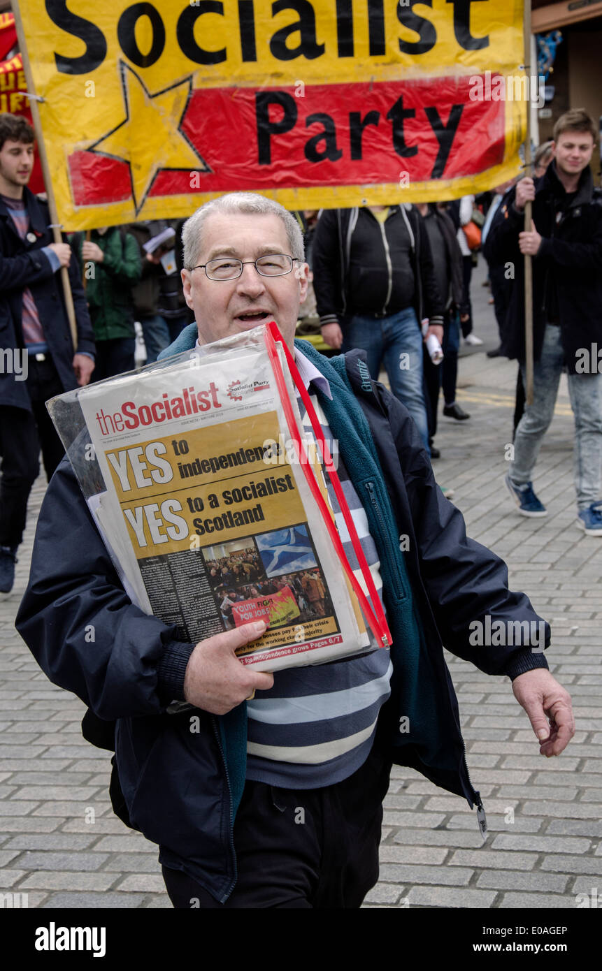 Un sostenitore del Partito socialista scozzese marciando in un giorno di maggio nel Rally di Edimburgo. Foto Stock