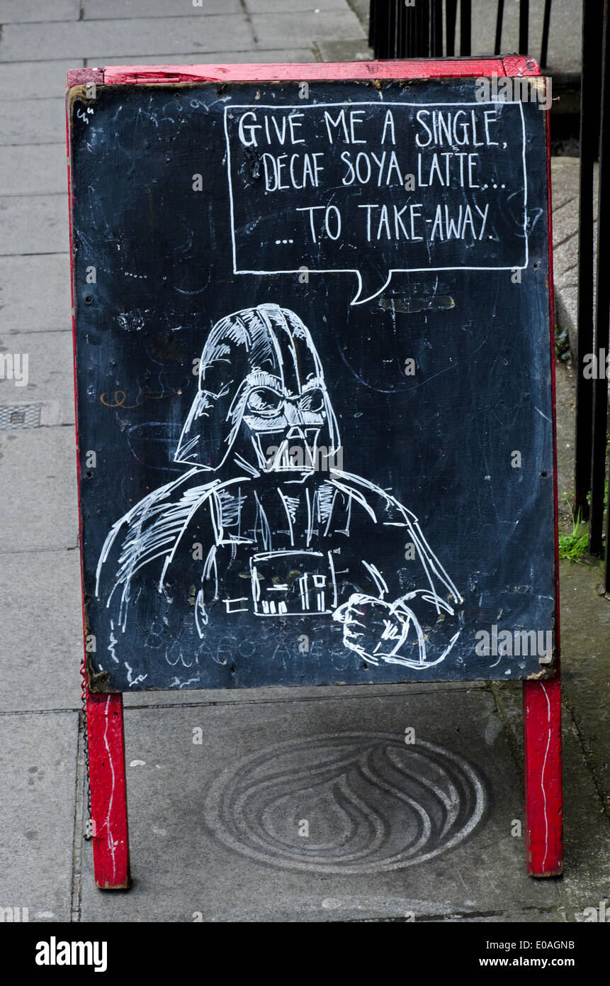 Un Chalk disegno di Darth Vader pubblicità 'artigianale' arrosto cafe a Broughton Street, Edimburgo, Scozia, Regno Unito. Foto Stock