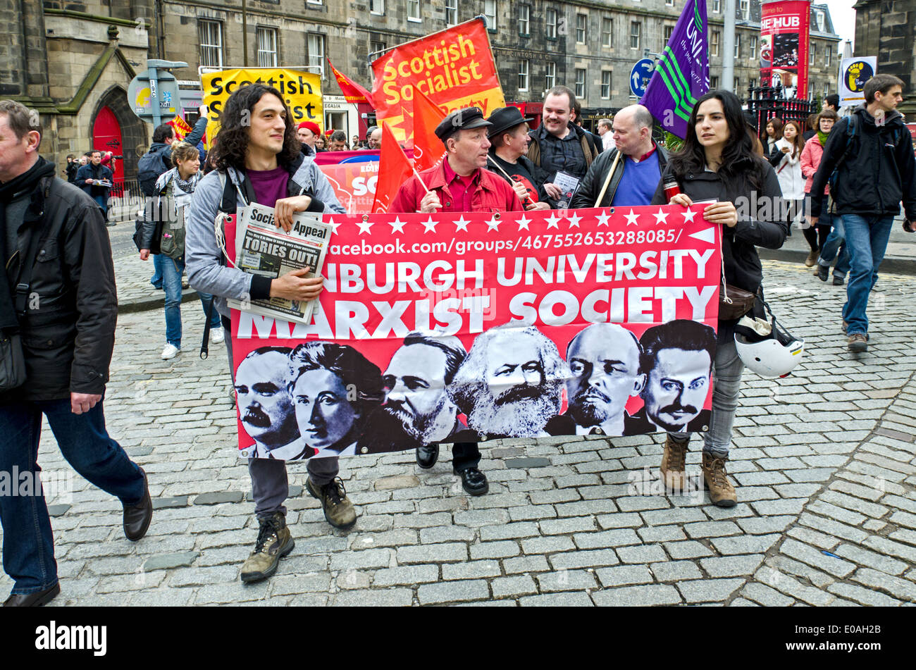 Gli studenti della Università di Edimburgo società marxista marciando in un giorno di maggio nel Rally di Edimburgo. Foto Stock