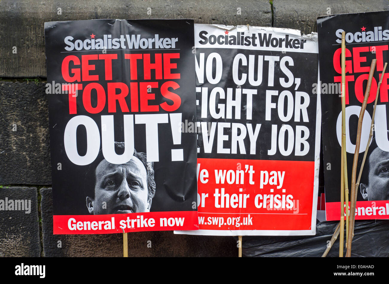 Lavoratore socialista cartelloni che ritraggono David Cameron magra contro una parete prima del giorno di maggio Rally a Edimburgo, Scozia. Foto Stock