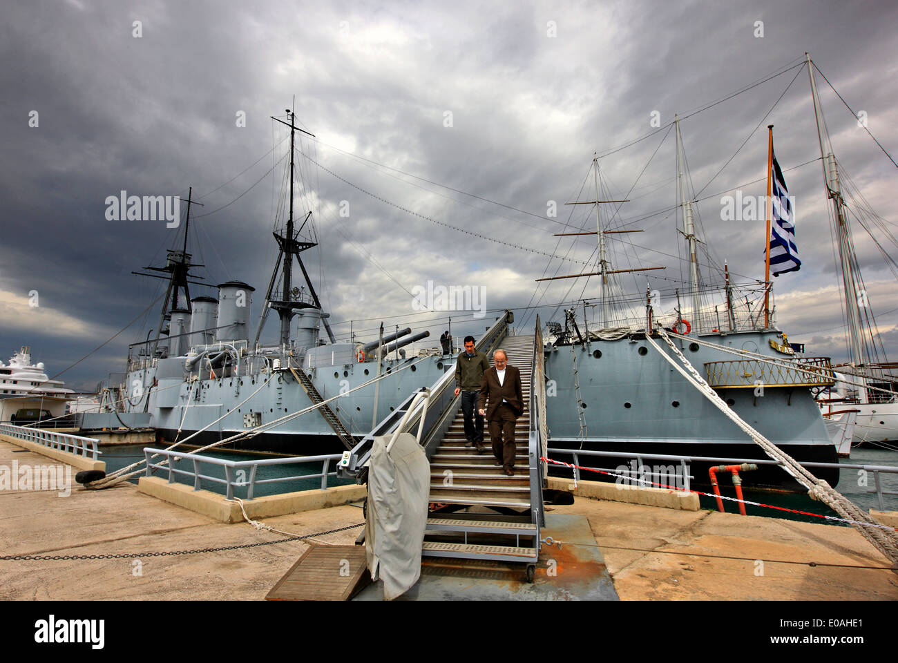 Il Floating Museo Navale "AVEROF' potete trovare e visitare presso la marina di Floisvos, in Palaio Faliro, Attica, Grecia. Foto Stock