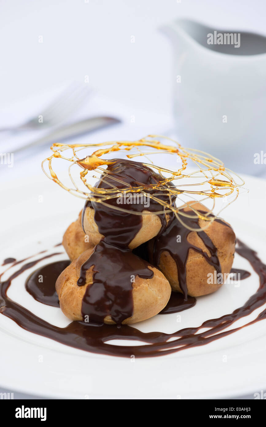 Un profiterole, soffio di crema o choux à la crème. Un francese dessert bignè sfera farcito con panna montata. Foto Stock