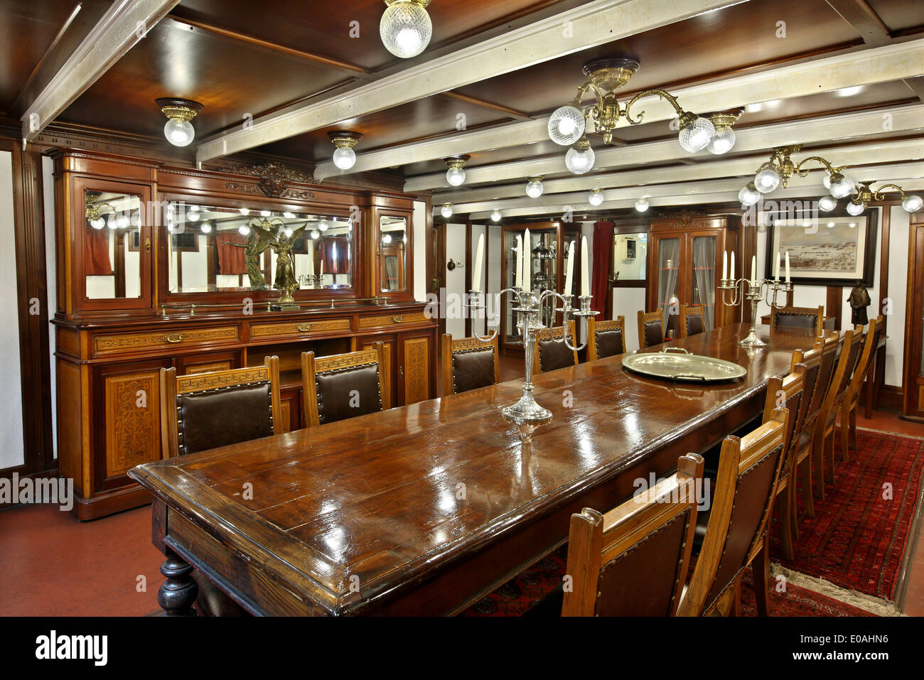 All'interno del floating Museo Navale "AVEROF'-ufficiali' Hall. È possibile trovare e visitare in Palaio Faliro, Attica, Grecia. Foto Stock