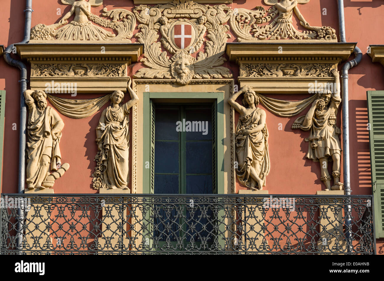 Facciata decorativo a Porto Vecchio, Nizza, Alpes Maritimes, in Provenza Costa Azzurra, Mediterraneo, Francia, Europa Foto Stock