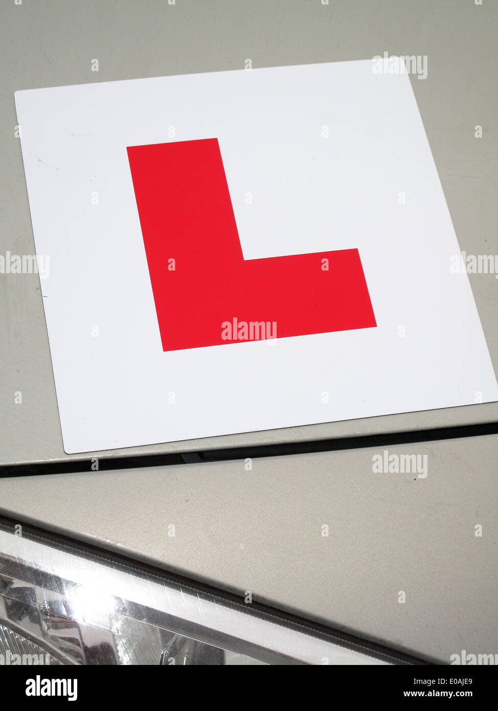 L magnetico piastra sul cofano per auto Foto Stock