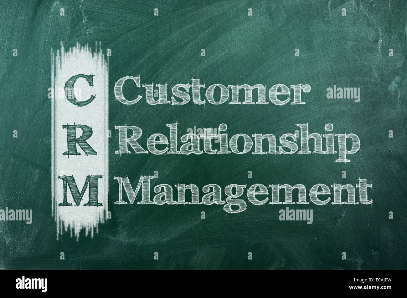 CRM customer relation management abbreviazione sulla lavagna verde Foto Stock