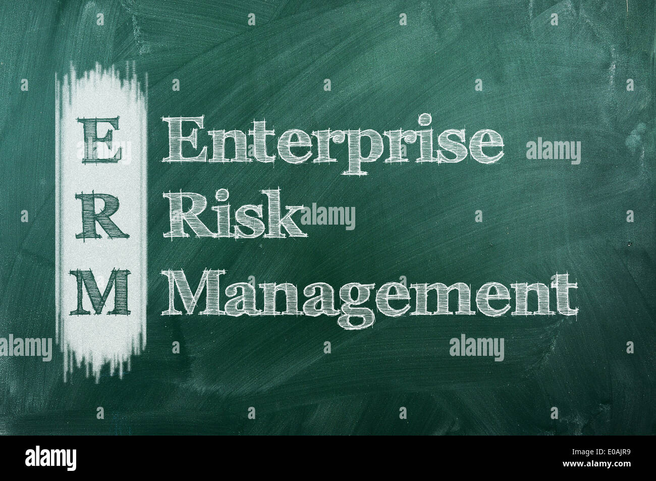 Acronimo erm - enterprise risk management su lavagna verde Foto Stock
