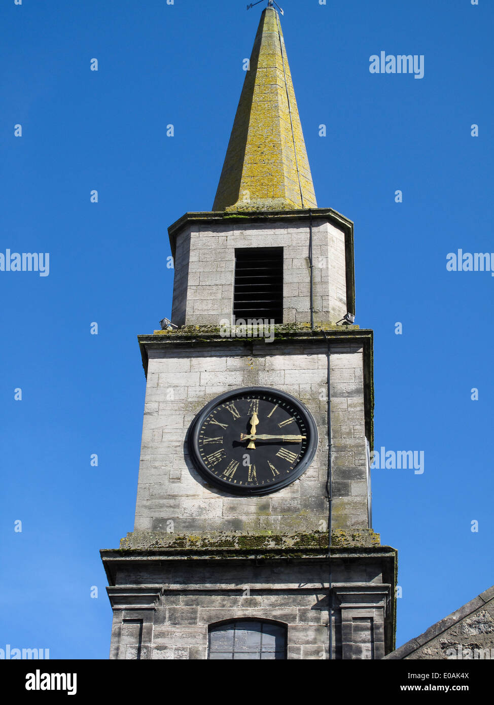 Vecchio orologio la torre e la guglia Baronia Camere Kirkintilloch Foto Stock