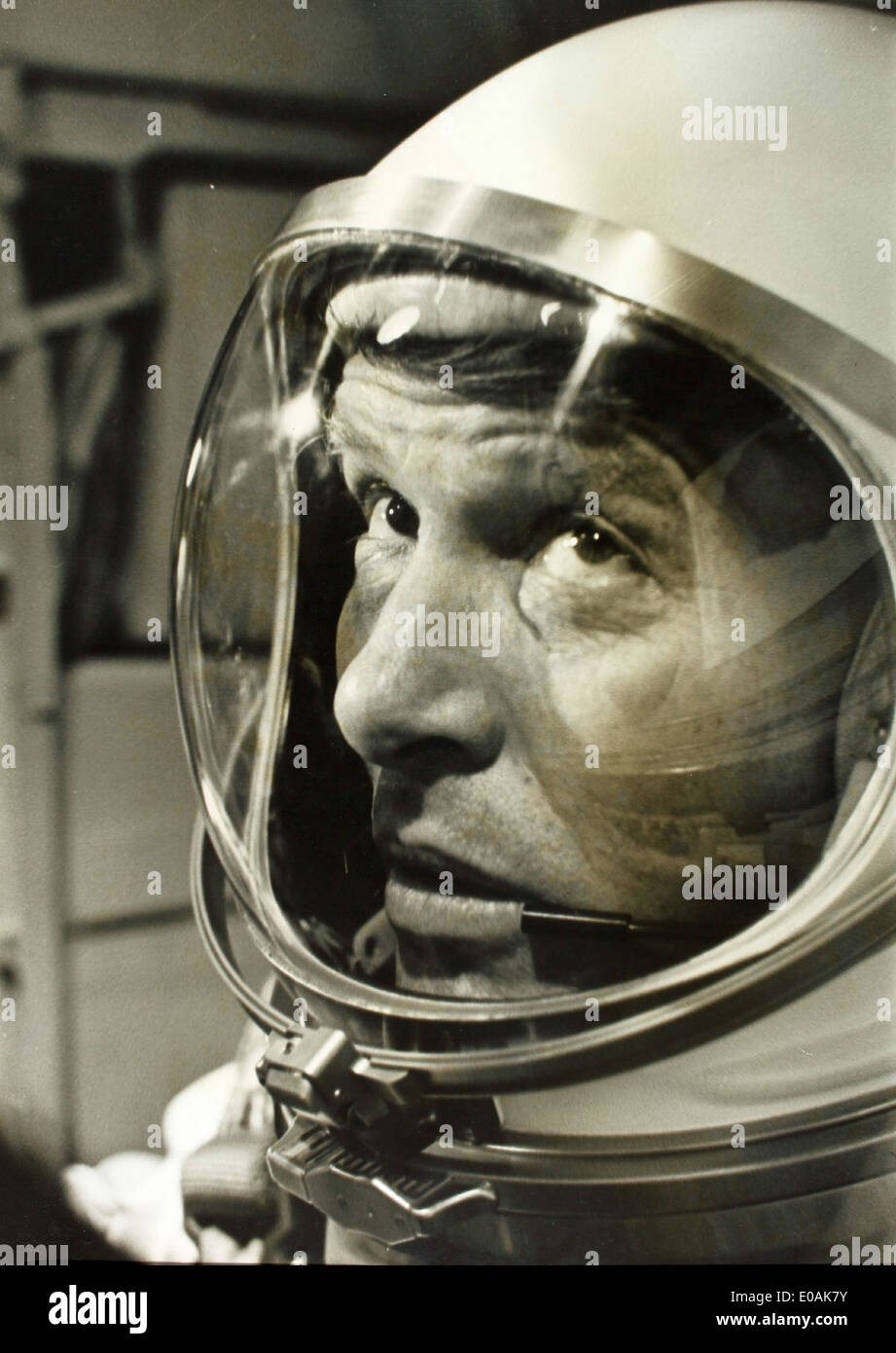 Wally Schirra era un astronauta che volò su tre importanti programmi spaziali: Mercurio, Gemini e Apollo. Fece parte della missione Apollo 7, che fu il primo volo Apollo con equipaggio di successo, e contribuì notevolmente ai primi sforzi di esplorazione spaziale da parte della NASA. La sua eredità è una parte significativa della storia del volo spaziale umano. Foto Stock Wally Schirra era un astronauta che volò su tre importanti programmi spaziali: Mercurio, Gemini e Apollo. Fece parte della missione Apollo 7, che fu il primo volo Apollo con equipaggio di successo, e contribuì notevolmente ai primi sforzi di esplorazione spaziale da parte della NASA. La sua eredità è una parte significativa della storia del volo spaziale umano. Foto Stock