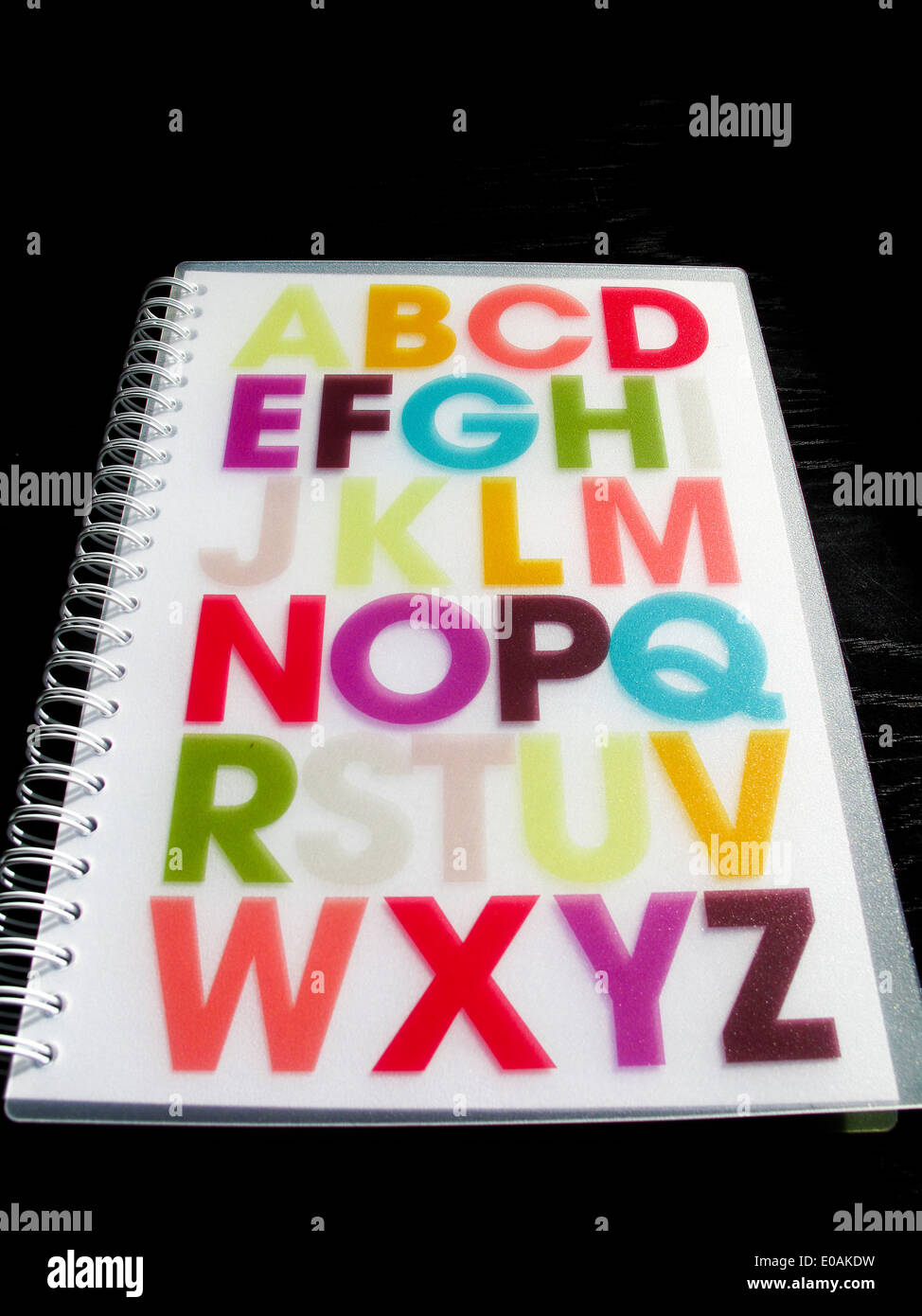 Alfabeto colorato lettere sul coperchio del notebook Foto Stock