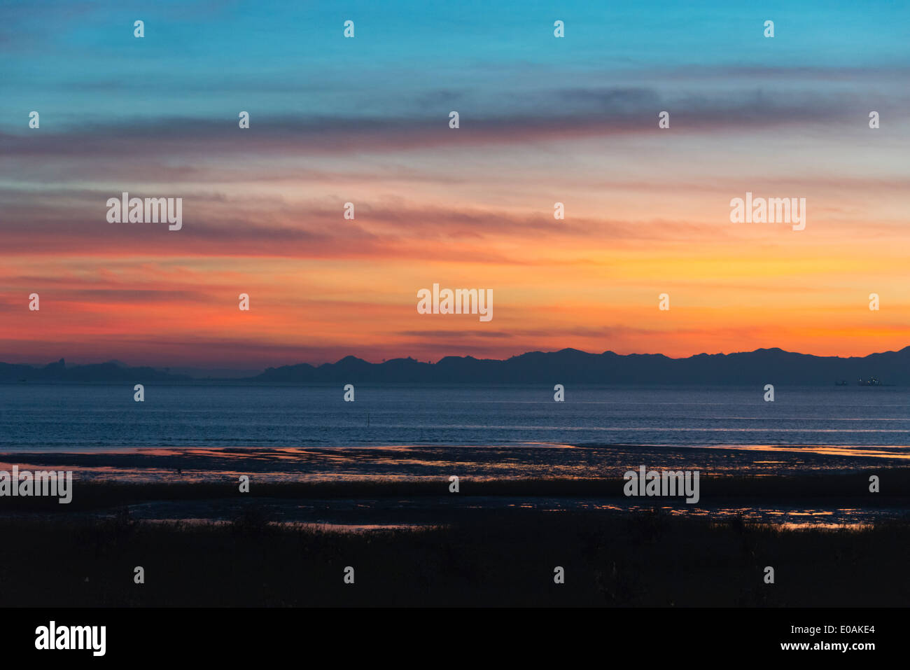 Spiaggia al tramonto, la baia del Bengala, Sittwe, Stato di Rakhine, Myanmar Foto Stock