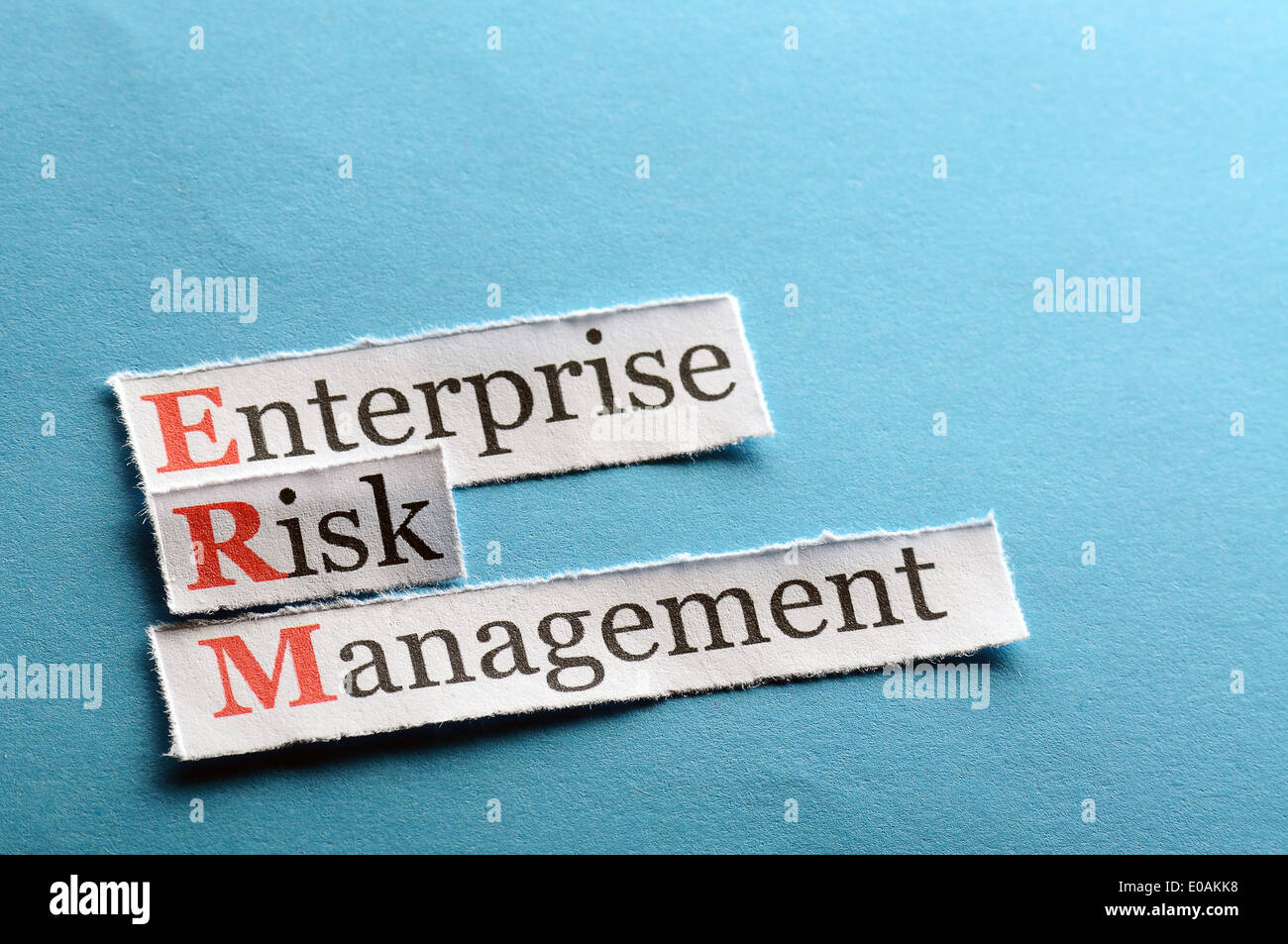 Acronimo erm - enterprise risk management su carta blu Foto Stock
