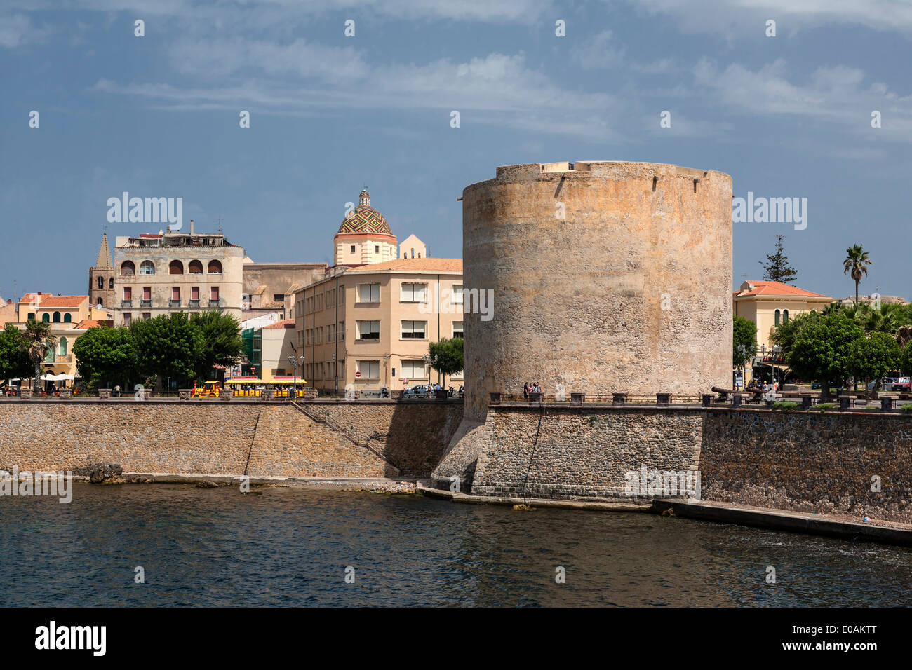Le fortificazioni torre rotonda parete , la cupola di San Michele, Alghero Sardegna Foto Stock