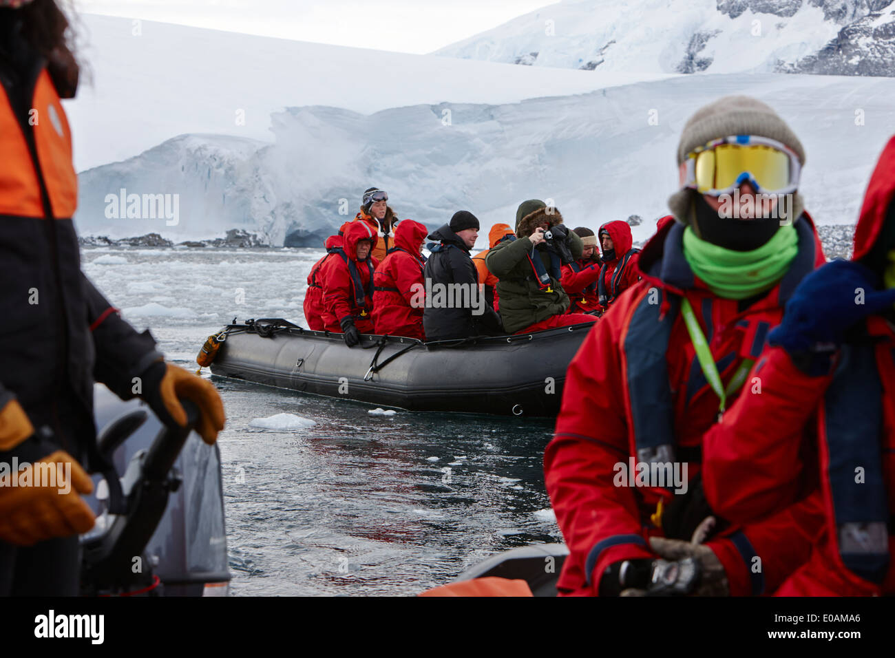 Gruppi di turisti in escursione zodiac Port Lockroy in Antartide un oceano expeditions Foto Stock