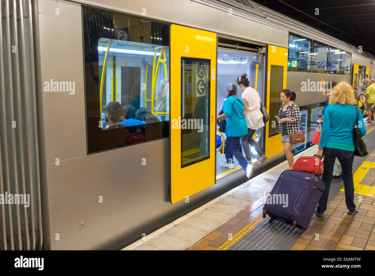 Sydney Australia, stazione ferroviaria Wynyard, City Circle Line, treno, metropolitana, treno, piattaforma, passeggeri passeggeri, passeggeri, passeggeri, imbarco, AU140309016 Foto Stock