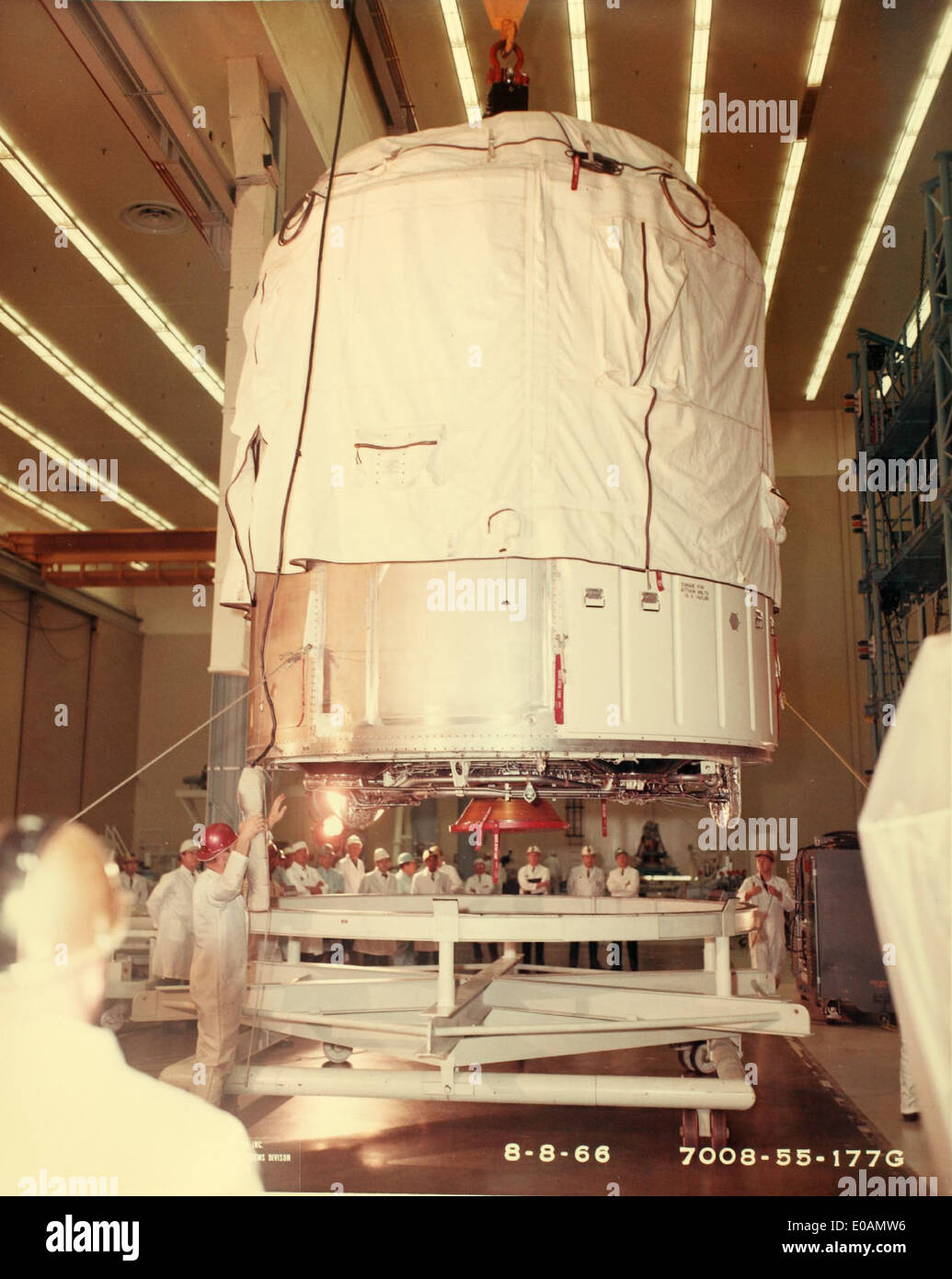 Questo stadio di razzo non identificato, parte del programma Apollo, ha svolto un ruolo cruciale nelle missioni spaziali che conducono all'atterraggio sulla Luna. Rappresenta la complessa infrastruttura della navicella spaziale Apollo, contribuendo al successo della NASA nel raggiungere la superficie lunare. Foto Stock Questo stadio di razzo non identificato, parte del programma Apollo, ha svolto un ruolo cruciale nelle missioni spaziali che conducono all'atterraggio sulla Luna. Rappresenta la complessa infrastruttura della navicella spaziale Apollo, contribuendo al successo della NASA nel raggiungere la superficie lunare. Foto Stock