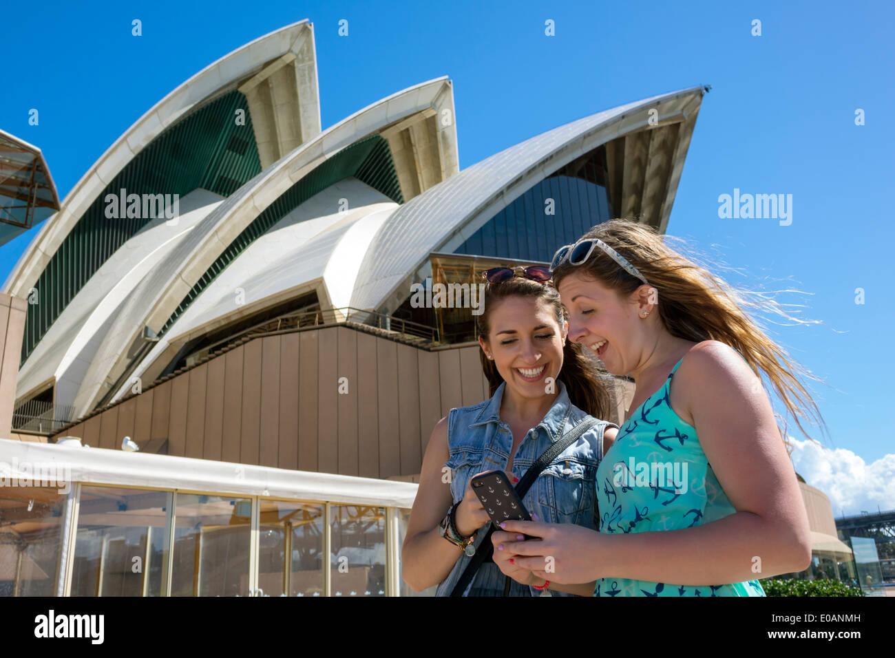 Sydney Australia,Sydney Harbour,Harbour,Sydney Opera House,design,shell,tetto,piastrelle in ceramica,vetro,donna donna donne,amici,telefoni cellulari smartphone Foto Stock