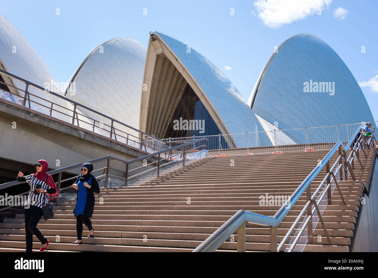 Sydney Australia,Sydney Harbour,Harbour,Sydney Opera House,design,shell,tetto,piastrelle in ceramica,vetro,donna donne,amici,musulmana,indossare,hijab,gradini s Foto Stock