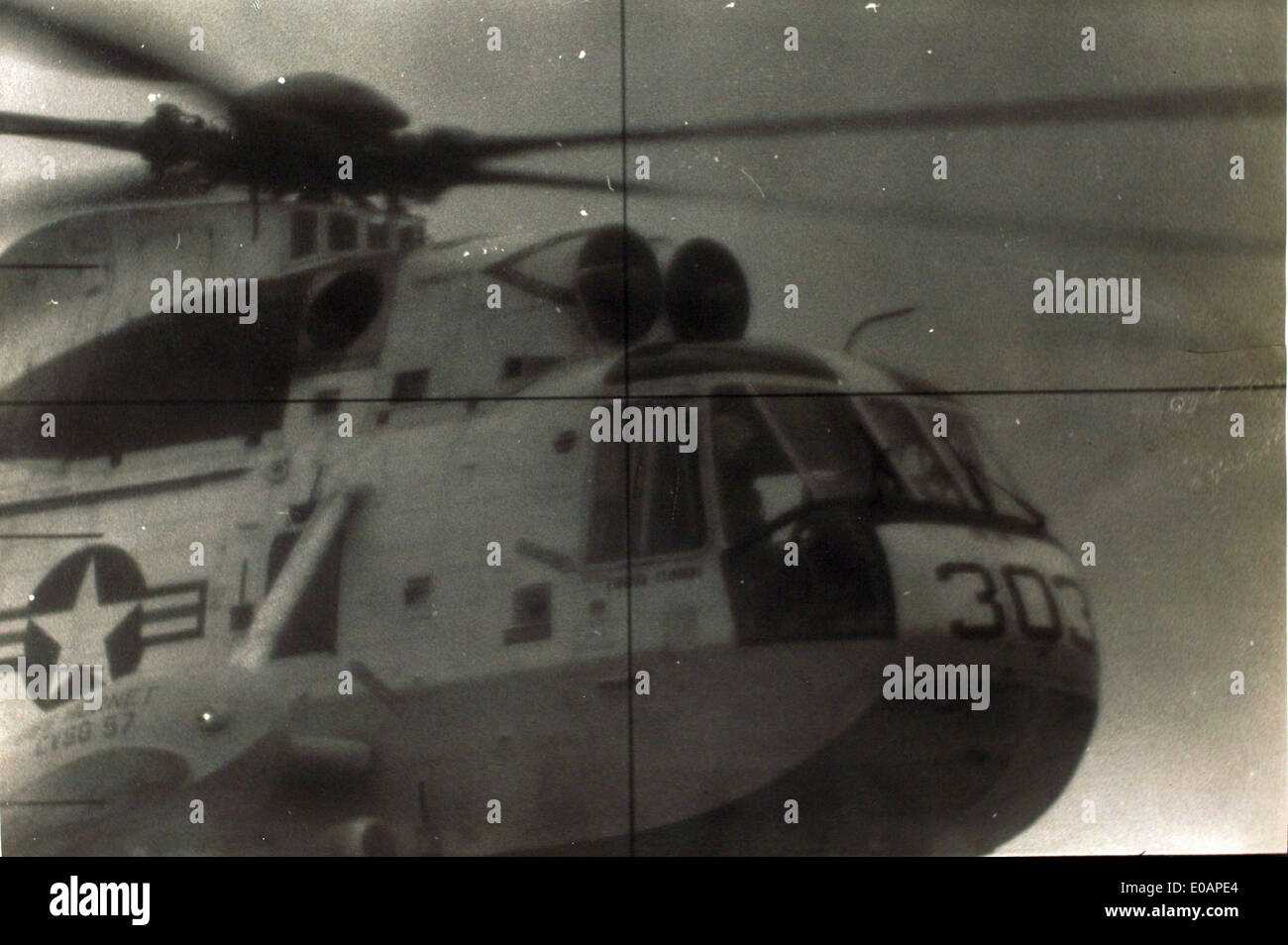 Questa immagine periscopica scattata da un pilota dell'HS-2 a bordo di un sottomarino mostra l'integrazione dell'aviazione navale e dei sottomarini nelle operazioni militari. Mette in evidenza la collaborazione tra forze aeree e marittime nelle operazioni di difesa navale. Foto Stock