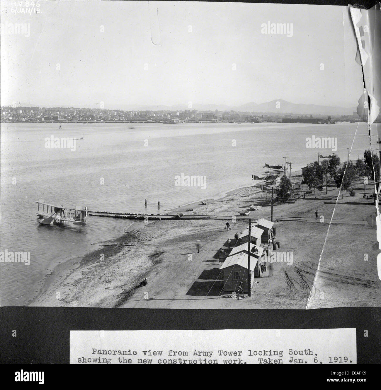 Questa immagine documenta le operazioni a North Island, San Diego, sede della Naval Air Station North Island (NASNI). La base ha svolto un ruolo vitale nell'aviazione della Marina degli Stati Uniti sin dalla sua istituzione, sostenendo varie operazioni militari e lo sviluppo di aeromobili. Foto Stock