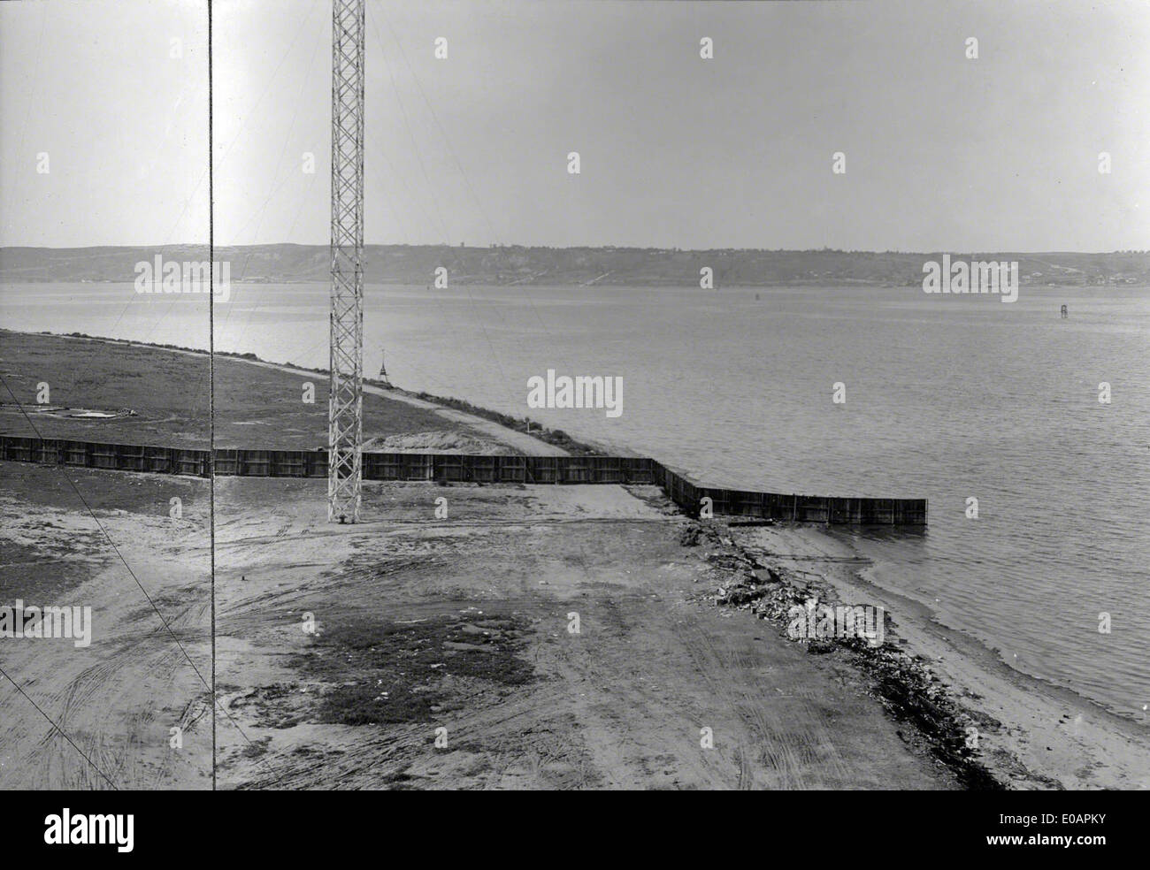 North Island, situata nella baia di San Diego, è sede di un'importante stazione aerea della Marina degli Stati Uniti, nota come NAS North Island. È stata una base fondamentale per le operazioni di aviazione navale, tra cui la manutenzione degli aeromobili, l'addestramento dei piloti e il supporto alla distribuzione. La base supporta vari tipi di aerei navali ed è un hub per l'aviazione militare nella regione del Pacifico. Foto Stock