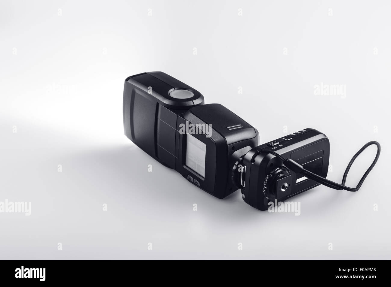 Una fotocamera elettronica flash su sfondo bianco Foto Stock