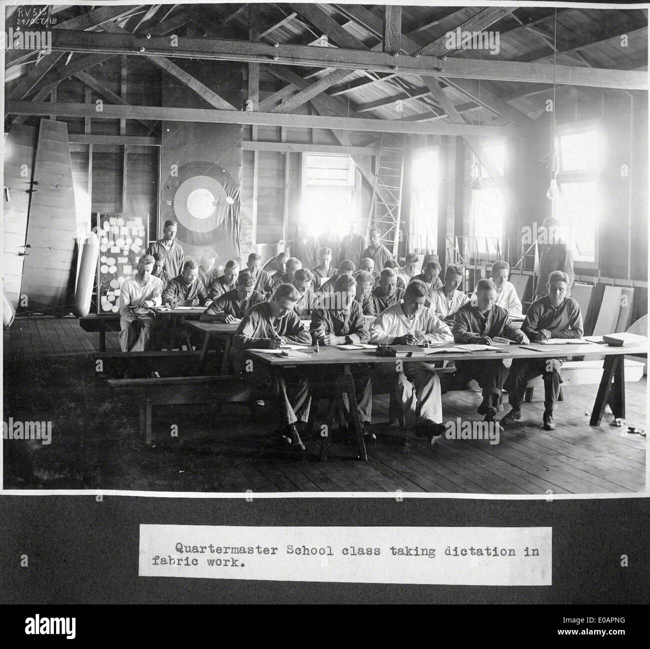 Questa immagine cattura le attività presso la North Island Naval Air Station (NAS), situata a San Diego, una struttura aeronautica della Marina degli Stati Uniti che funge da base per le operazioni e il personale degli aeromobili navali. Foto Stock