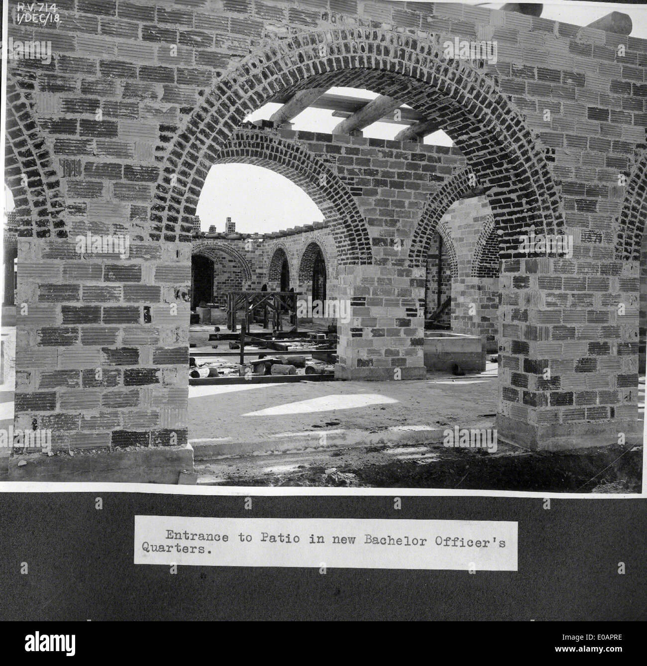Questa immagine cattura una scena alla North Island Naval Air Station (NAS), situata a San Diego, California. La base svolge un ruolo fondamentale nell'aviazione navale e funge da sede chiave per le operazioni aeronautiche e l'addestramento militare. Foto Stock