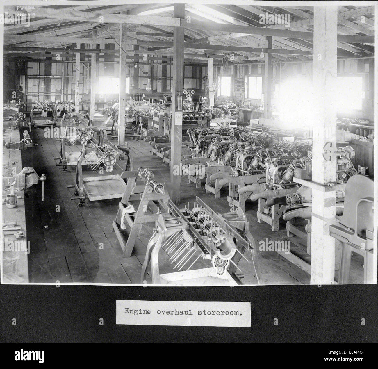 North Island, situata a San Diego, è una stazione aerea navale chiave che ha svolto un ruolo significativo nell'aviazione militare degli Stati Uniti. La base supporta varie operazioni navali e aerospaziali, contribuendo alla difesa nazionale e alla preparazione militare. Foto Stock