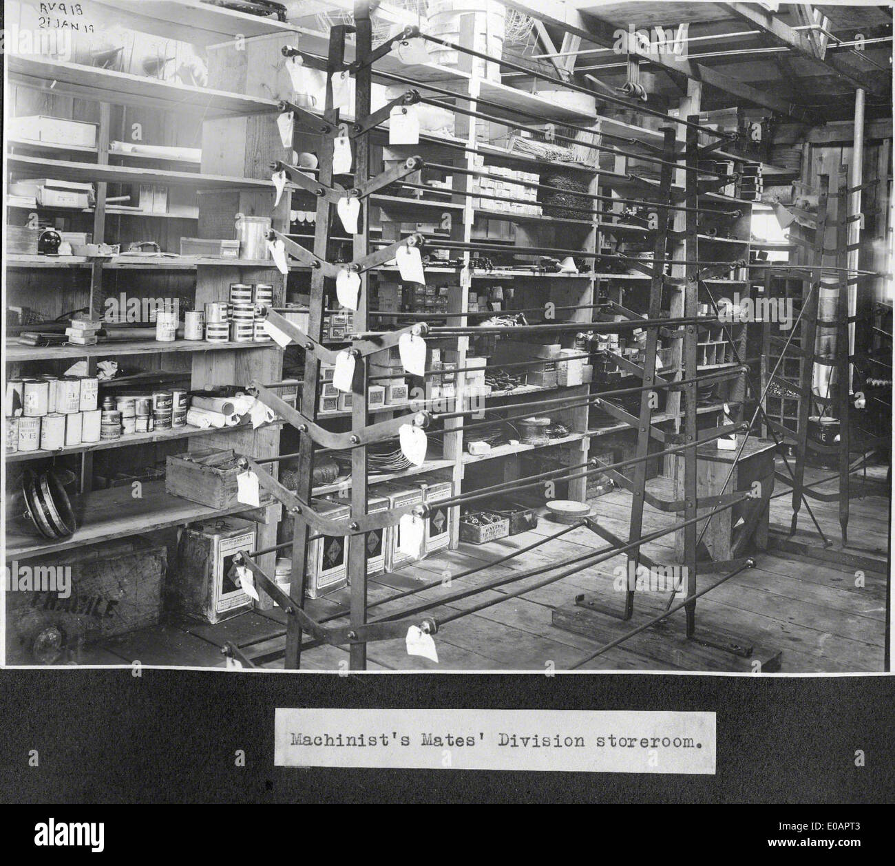 Questa immagine cattura la base navale di North Island a San Diego, sede della Naval Air Station North Island (NASNI). La base ha svolto un ruolo fondamentale nelle operazioni di aviazione della Marina degli Stati Uniti, servendo come hub per il supporto alle portaerei e l'aviazione militare. North Island è anche conosciuta per il suo significato storico nell'aviazione navale e per la sua posizione strategica nel Pacifico. Foto Stock