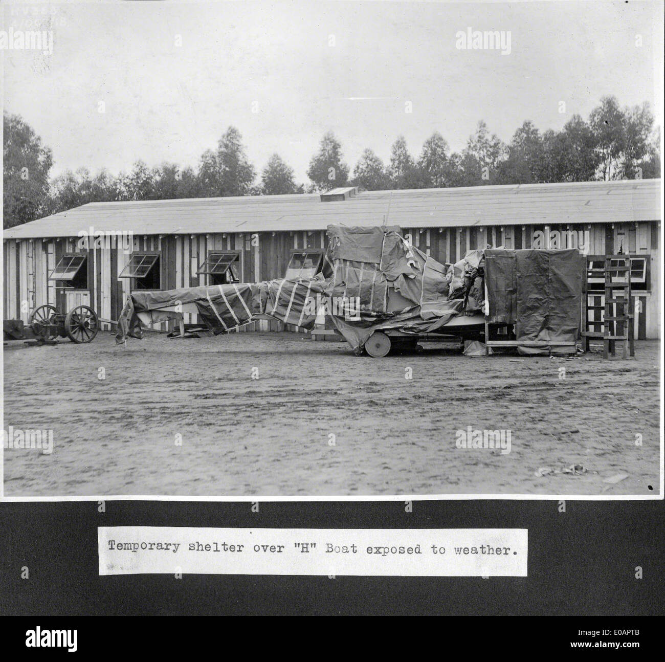 L'immagine cattura la North Island Naval Air Station (NASNI) a San Diego, California. North Island è un'importante base della Marina degli Stati Uniti, nota per il suo ruolo nelle operazioni, nella manutenzione e nell'addestramento degli aeromobili. È sede di numerosi squadroni di aviazione navale. Foto Stock