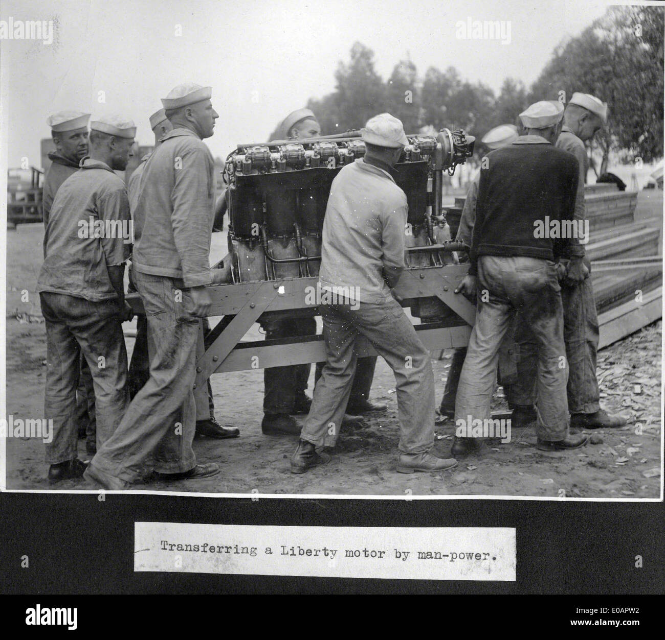 North Island, situata a San Diego, è sede di diverse importanti operazioni di aviazione militare. Questa immagine mostra North Island nel contesto delle attività aeronautiche della Marina degli Stati Uniti, evidenziando il significato della Naval Air Station North Island (NASNI) nelle operazioni militari, nei test e nello sviluppo di aeromobili. Foto Stock