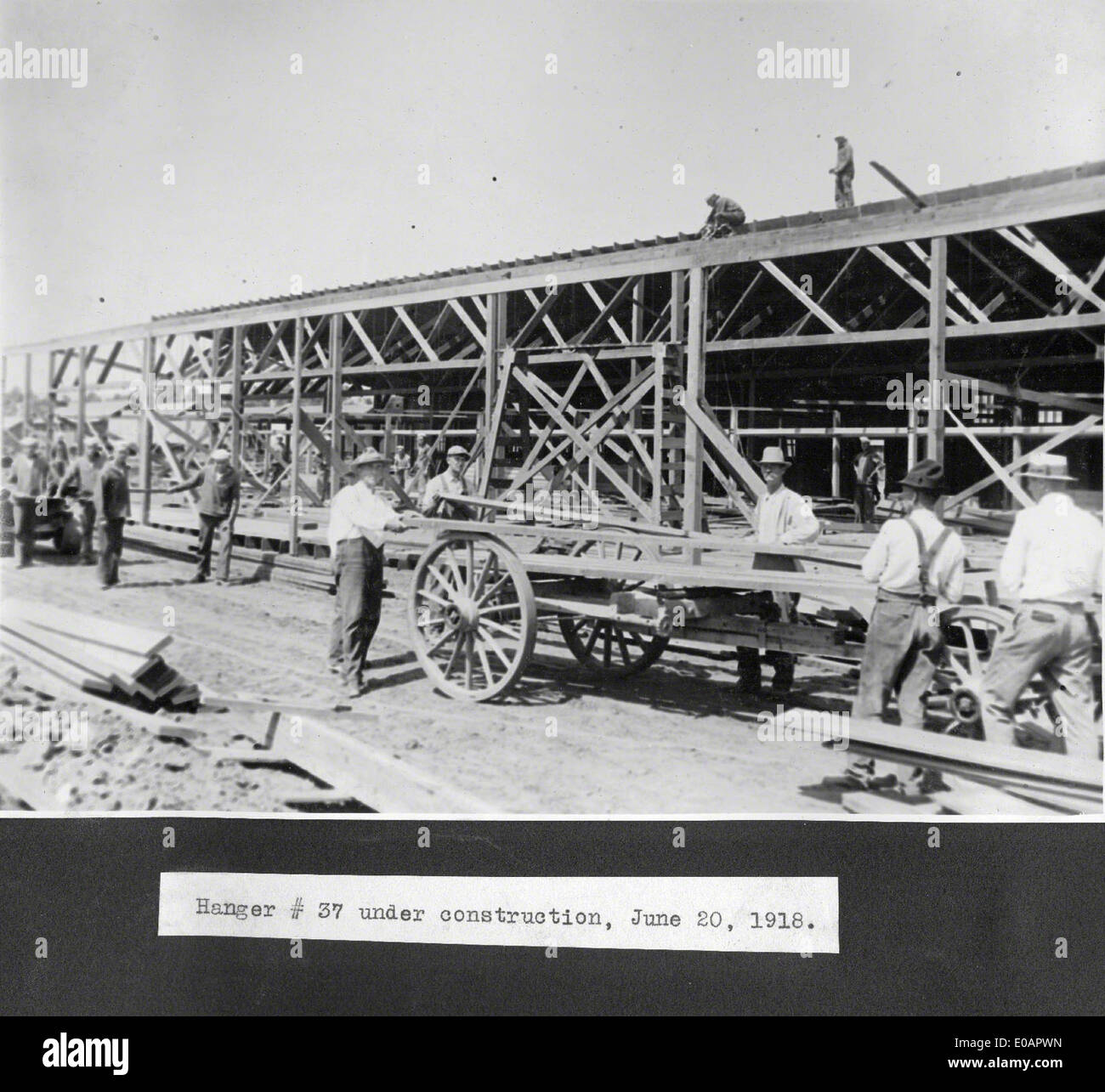 Questa fotografia cattura una scena storica di North Island, situata a San Diego, California. North Island è sede della Naval Air Station North Island (NASNI), un importante hub dell'aviazione della Marina degli Stati Uniti. Nel corso degli anni la stazione ha svolto un ruolo significativo nell'addestramento e nell'impiego di aviatori e aerei navali. Foto Stock